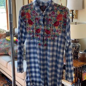 Johnny Was Workshop sz medium long sleeve blue white button up front tunic